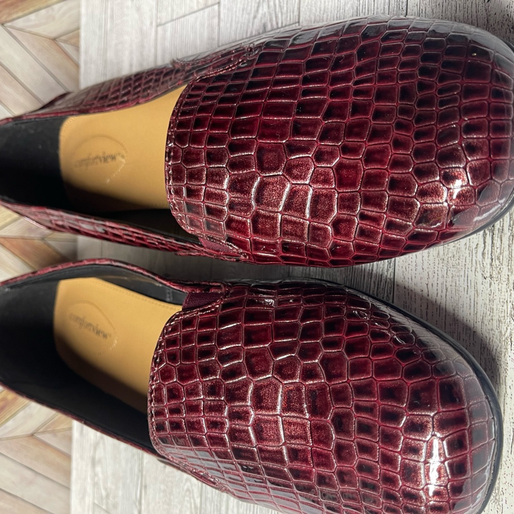 Comfortview Women’s 12w burgundy textured dress shoes.